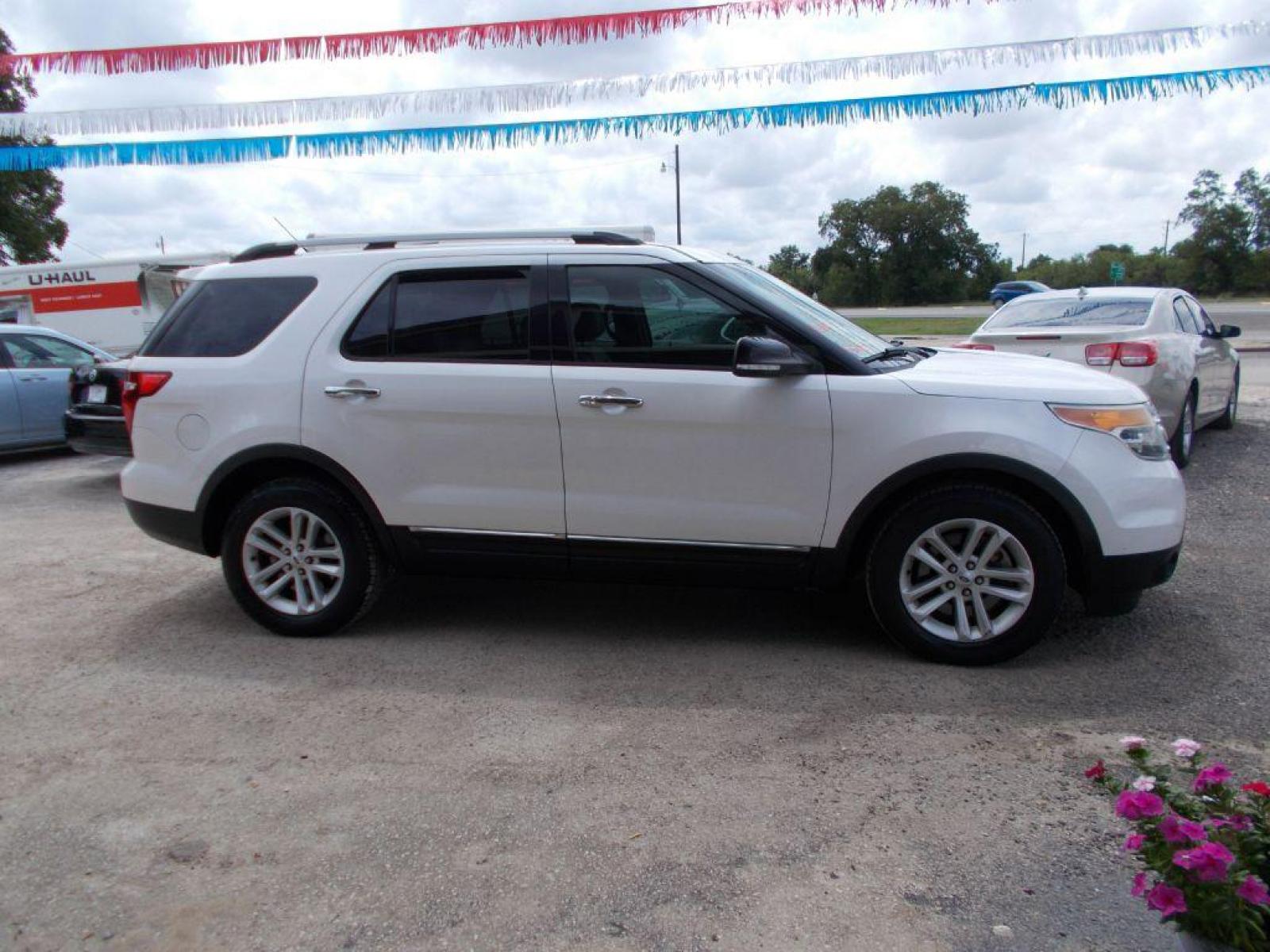 2014 WHITE FORD EXPLORER XLT (1FM5K7D80EG) with an 3.5L engine, Automatic transmission, located at 124 Elm St., Cibolo, TX, 78108, (210) 658-3118, 29.559427, -98.232384 - Photo #11