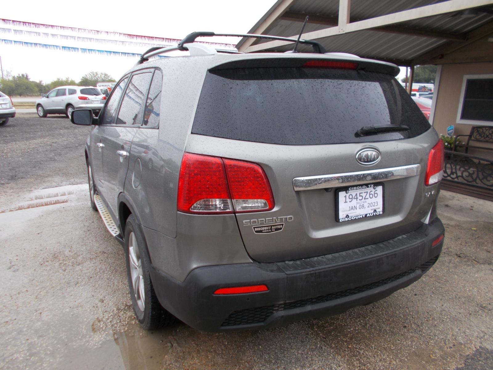 2012 GRAY KIA SORENTO EX (5XYKU4A25CG) with an 3.5L engine, Automatic transmission, located at 124 Elm St., Cibolo, TX, 78108, (210) 658-3118, 29.559427, -98.232384 - www.discountautosinc.com TEXT QUESTIONS TO 210-900-3118 41 MONTHLY PAYMENTS OF $325 WITH $2295 DOWN AND FINAL ODD PAYMENT OF $273.24 W/FIRST PAYMENT DUE 30 DAYS FROM DATE OF SALE. FEATURE: LEATHER HEATED/COOLING SEATS, 3RD ROW, SUN ROOF, BACK UP CAMERA WARRANTY ON ENGINE and TRA - Photo #3