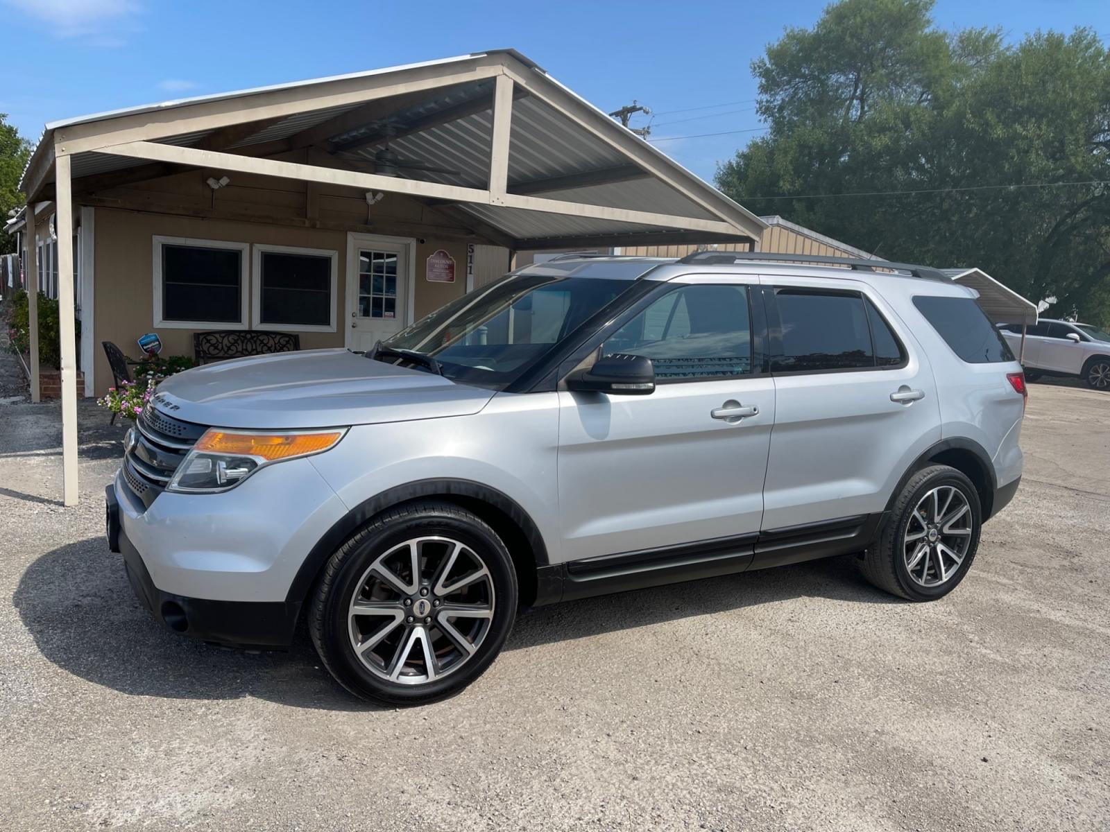 2015 SILVER FORD EXPLORER XLT (1FM5K7D80FG) with an 3.5L engine, Automatic transmission - Photo #0