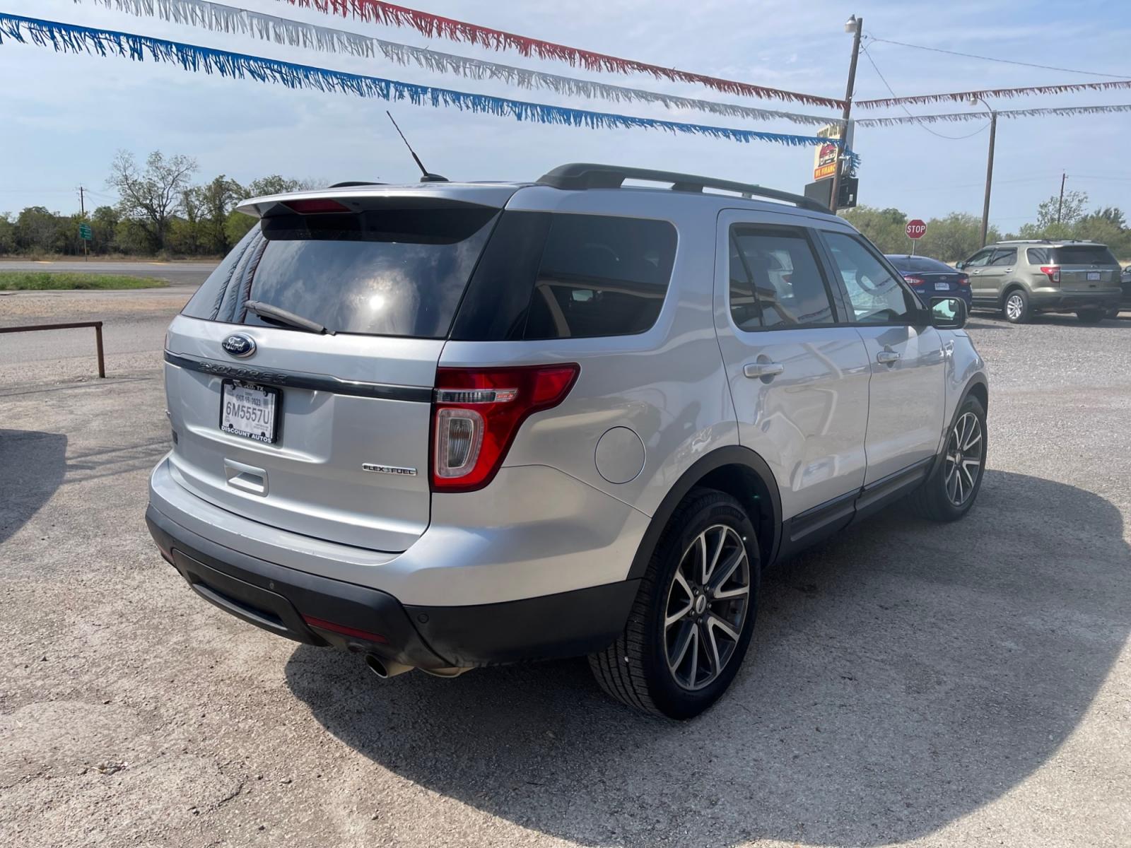 2015 SILVER FORD EXPLORER XLT (1FM5K7D80FG) with an 3.5L engine, Automatic transmission - www.discountautosinc.com TEXT QUESTIONS TO 210-900-3118 41 MONTHLY PAYMENTS OF $365 WITH $2695 DOWN AND FINAL ODD PAYMENT OF $337.06 W/FIRST PAYMENT DUE 30 DAYS FROM DATE OF SALE. FEATURES: BACK UP CAMERA, QUAD SEATING, 3RD ROW, HEATED LEATHER SEATING, ELECTRIC REAR HATCH WARRANTY - Photo #3